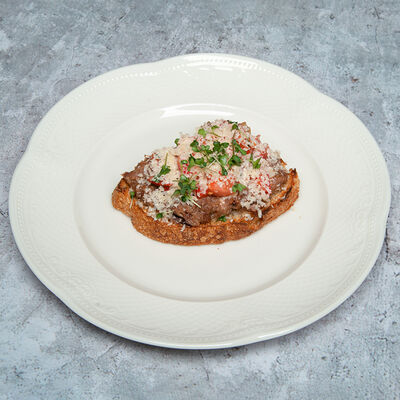 Брускетта со рваной телятинойв Сказка по цене 490 ₽