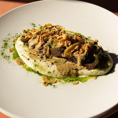 Телячья щека с картофельным пюре, грибным соусом и хрустящим лукомв L'angolo Italiano по цене 58 р.