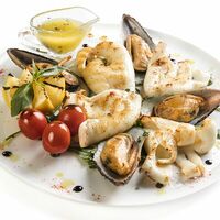 Кальмары с мидиями киви на гриле в Мариус