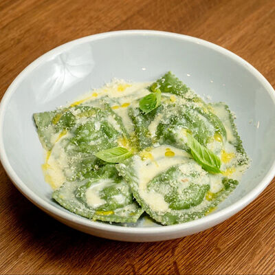 Равиоли с рикоттой и шпинатом в сливочном соусе в Il Pizzaiolo по цене 670 ₽