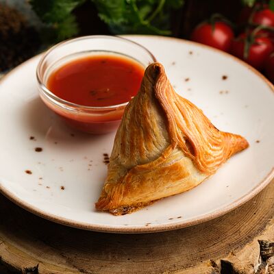 Самса с курицей в Дальневосточка по цене 250 ₽