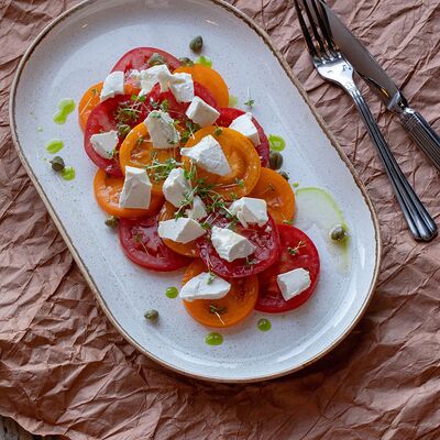 Помидоры с сербской брынзой и зеленым маслом в Старый город по цене 400