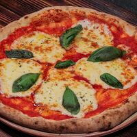 Пицца Маргарита в The River Restaurant