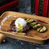 Бифштекс из говядины с яйцом пашот в McKey Pub & Restauraunt по цене 760