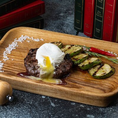 Бифштекс из говядины с яйцом пашот в McKey Pub & Restauraunt по цене 760 ₽