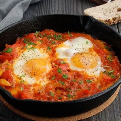 Шакшука из куриных яиц на сковородочке в Брецелъ по цене 400 ₽