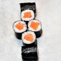 Ролл с лососем в Sushimus