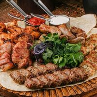 Большое ассорти шашлыков в Зизифора — грузинская кухня