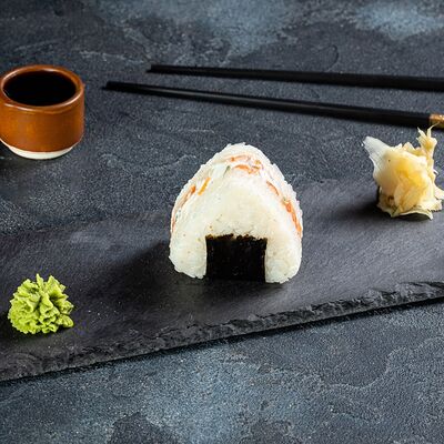 Онигири с лососем в Фиеста по цене 490 ₽