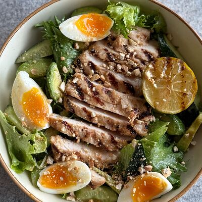 Салат с цыпленком гриль в Gosti по цене 729 ₽