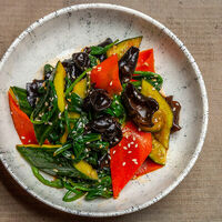 Салат Муэр с огурцом и шпинатом в Double Duck