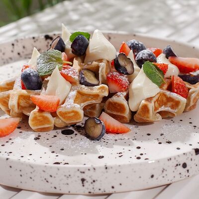 Вафля с кремом из маскарпоне и свежими ягодамив En Ferio по цене 600 ₽