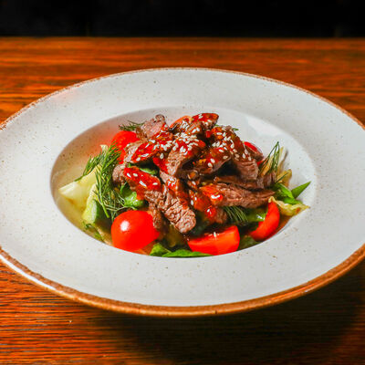 Шеф-салат с говядиной в Таверна Фили Хаус по цене 690 ₽