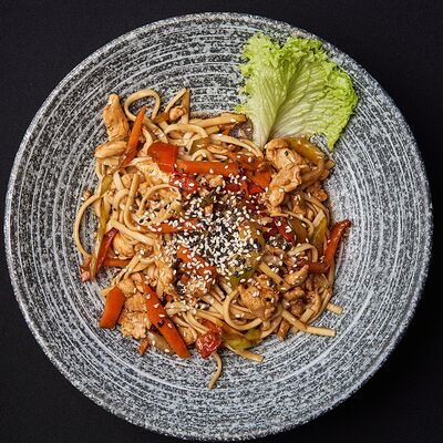 Пшеничная лапша с курицей в Ricco Celentano по цене 455 ₽