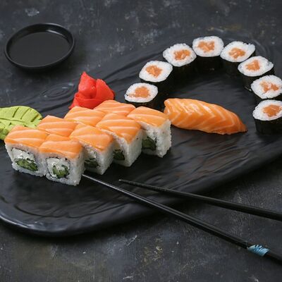 Комбо Филадельфия в Fast Япония Premium Sushi по цене 936 ₽