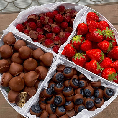 Подарочный набор с ягодами Круг в Kissberry по цене 10000 ₽