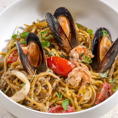 Спагетти с морепродуктами под трюфельным соусом в Olivas по цене 959 ₽