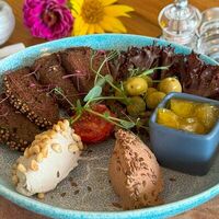 Ассорти паштетов с гренками в БарБошко Вареничная