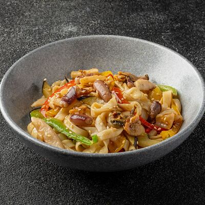 Пшеничная лапша с морским коктейлем в Роллофф по цене 499 ₽