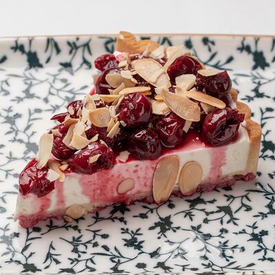 Тарт с вишней и миндалём в SAGA по цене 520 ₽