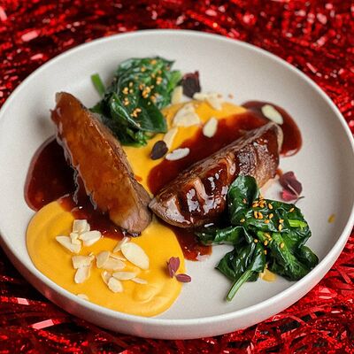 Филе утиной грудки с кремом из батата и миндальными лепестками в Offshore по цене 690 ₽