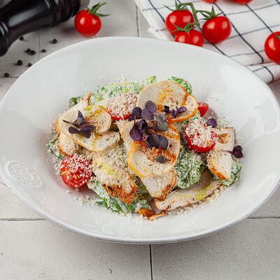 Салат Цезарь с куриной грудкой в Вэллей кафе по цене 660 ₽