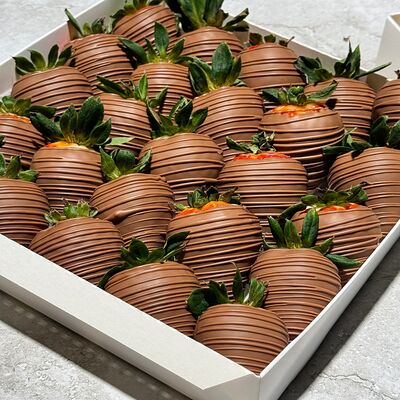 Клубника в шоколаде набор Молочная классика L в Клубника в шоколаде Simple Berry по цене 7843 ₽