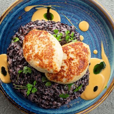 Щучьи котлетки с ризотто неро и сливочным бийском в Welcome по цене 1070 ₽