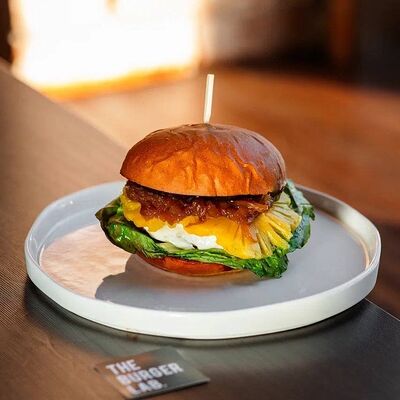 С острыми ананасами и карамелизированным луком в The burger lab по цене 690 ₽