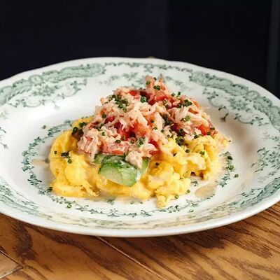 Скрембл с крабом, авокадо и томатами в Мона по цене 1140 ₽