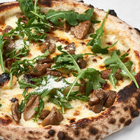 Пицца Белые грибы, руккола в Mojo