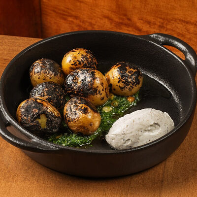 Мини-картофель с углей с песто из петрушки и трюфельной сметаной в Булгаков по цене 440 ₽