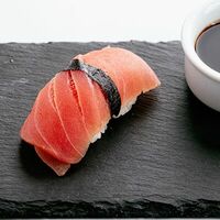 Суши с тунцом в Mojo Rest