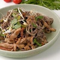 Вок соба с цыпленком в кокосовом соусе в Kitchen lab