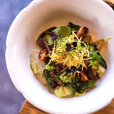 Салат с мраморной говядиной, картофелем пай и свежими овощами в Тарелочки по цене 790 ₽