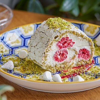 Фисташковый рулет с малиной в Maroon по цене 1150 ₽