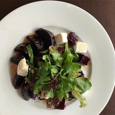 Салат из запеченной свеклы в Wine room gallery по цене 510 ₽