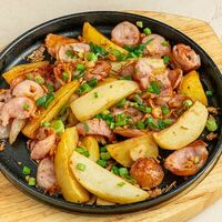 Колбаски с жареным картофельным в Brasserie Kriek