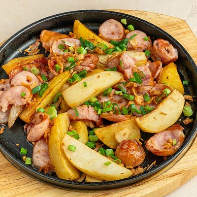 Колбаски с жареным картофельным в Brasserie Kriek по цене 880 ₽