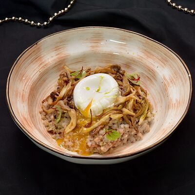 Гречневая каша с вешенками и яйцом пашот в Правда по цене 250 ₽