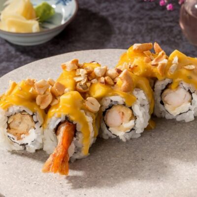 Ролл с креветкой темпура, соус чили-манго, пряный кешьюв Хариzма по цене 560 ₽