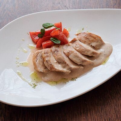 Куриная грудка с белым соусом в Помидорро по цене 625 ₽