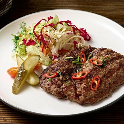 Отбивная из свиной шеи Nackenkotelett в Линдерхоф по цене 1195 ₽