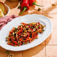 Салат с перцем рамиро, оливками, красным луком и грецким орехом в ЛарисуВаннуХочу