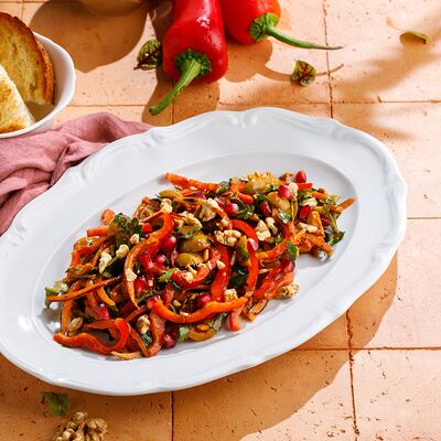 Салат с перцем рамиро, оливками, красным луком и грецким орехом в ЛарисуВаннуХочу по цене 850