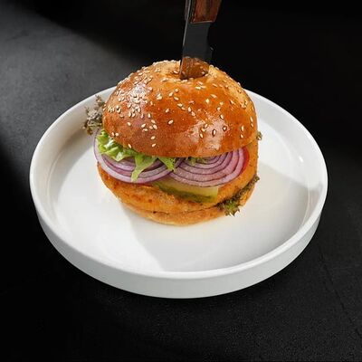 Бургер с цыплёнком в Everest Sochi по цене 850 ₽