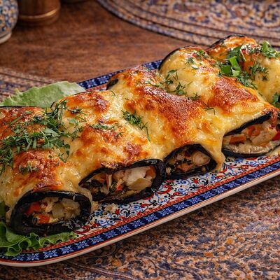 Рулетики из баклажанов с болгарским перцем, курицей, морковью по-корейски и сыром в Тминъ по цене 420 ₽