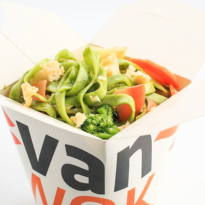 Вок Шпинатная лапша с омлетом и овощами в Vanwok по цене 282 ₽