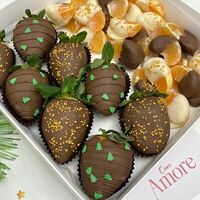 Новогодний набор из клубники в шоколаде и мандаринов №1 в Con Amore