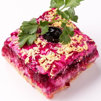 Салат - Сельдь под шубой в Максимилианс по цене 140 ₽